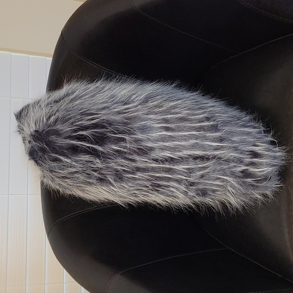 ❤2 Black/Silver Color Combination Throw Pillows❤ - Picture 4 of 10